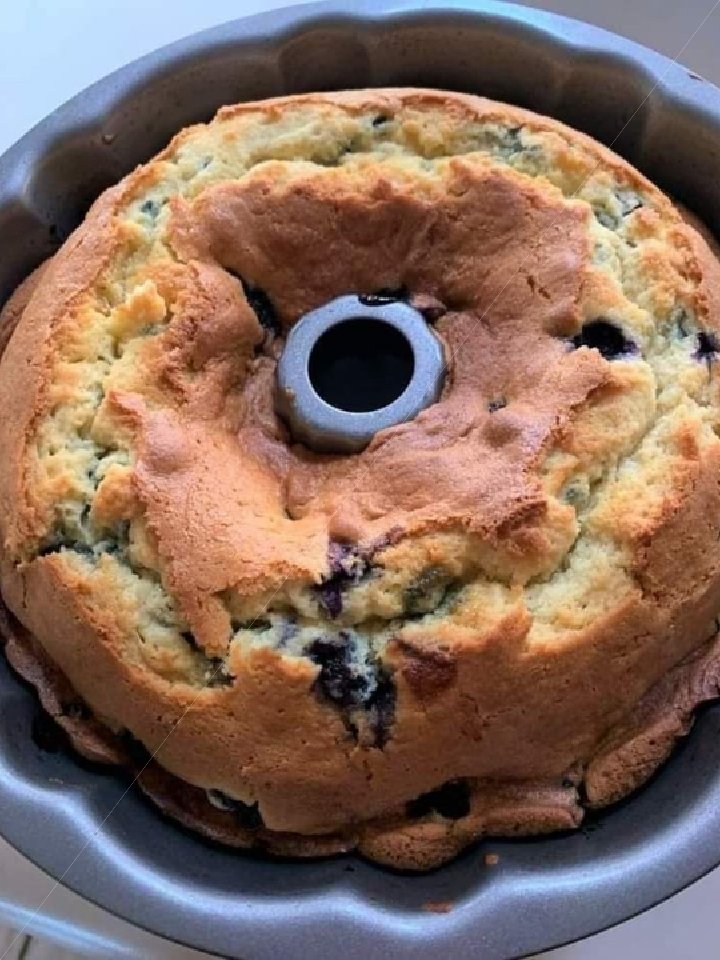 Sour cream blueberry coffee cake